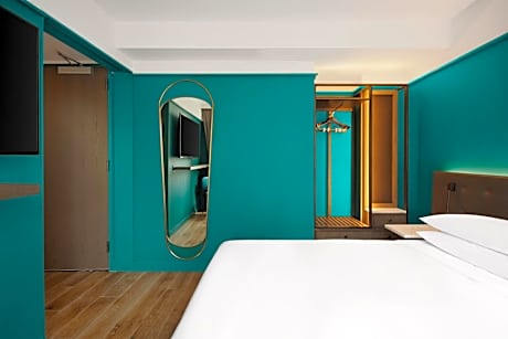 King Room with Roll-In Shower - Disability Access