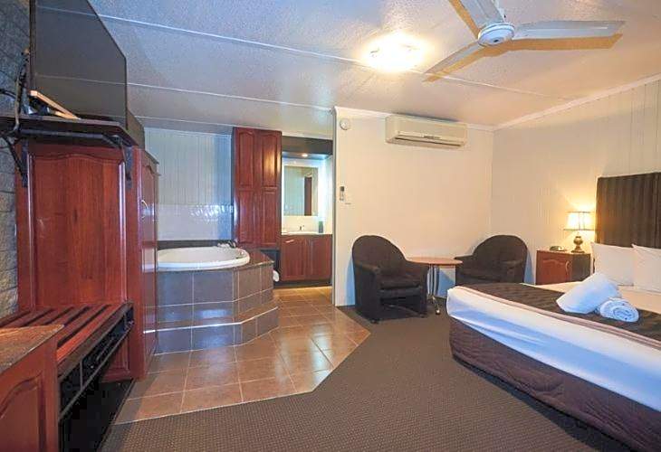 Country Plaza Motor Inn