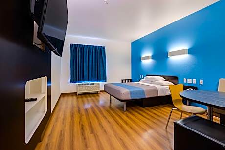 1 Queen Bed | Mobil Acces Tub Nsmk Minifridg