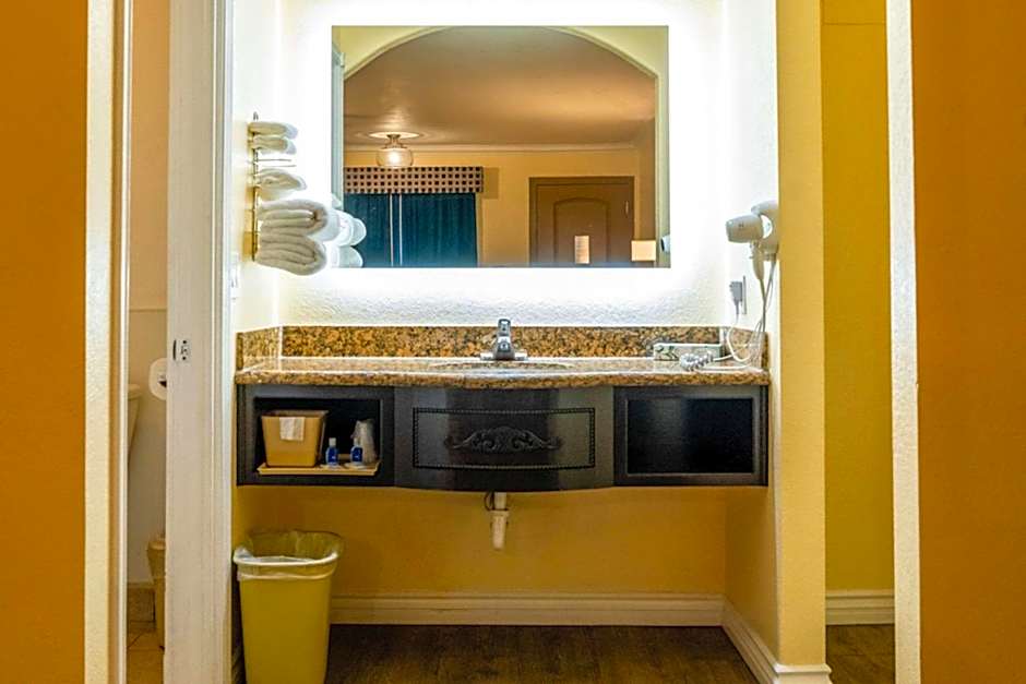 Rodeway Inn & Suites Colton-Riverside