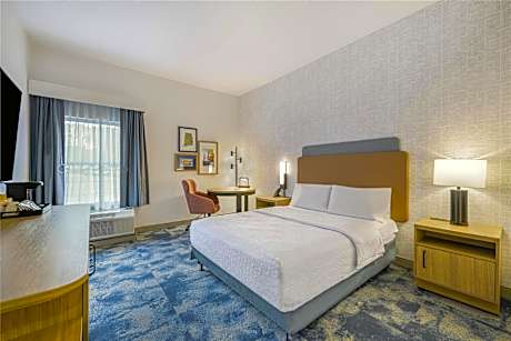 1 QUEEN MOBILITY ACCESSIBLE TUB NONSMOKING