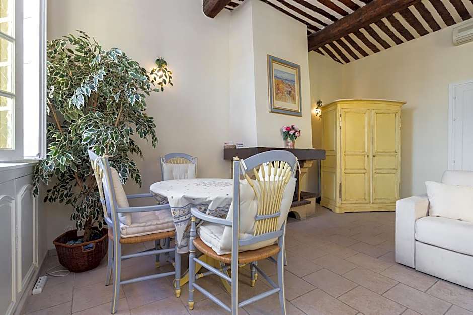 Very charming studio apartment on port in Cannes a short walk to Palais with Aircon and internet 411