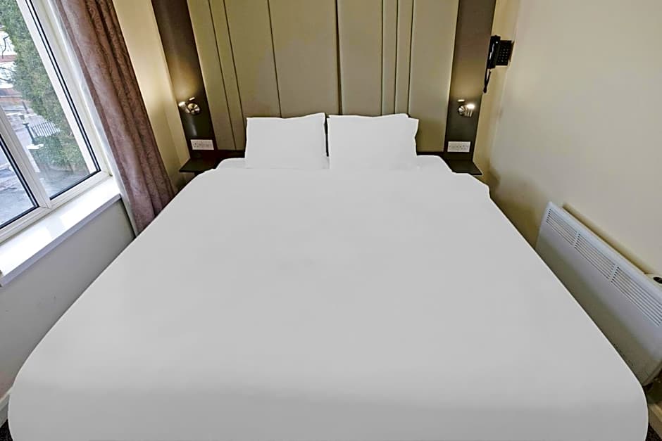 OYO The Baltimore Hotel