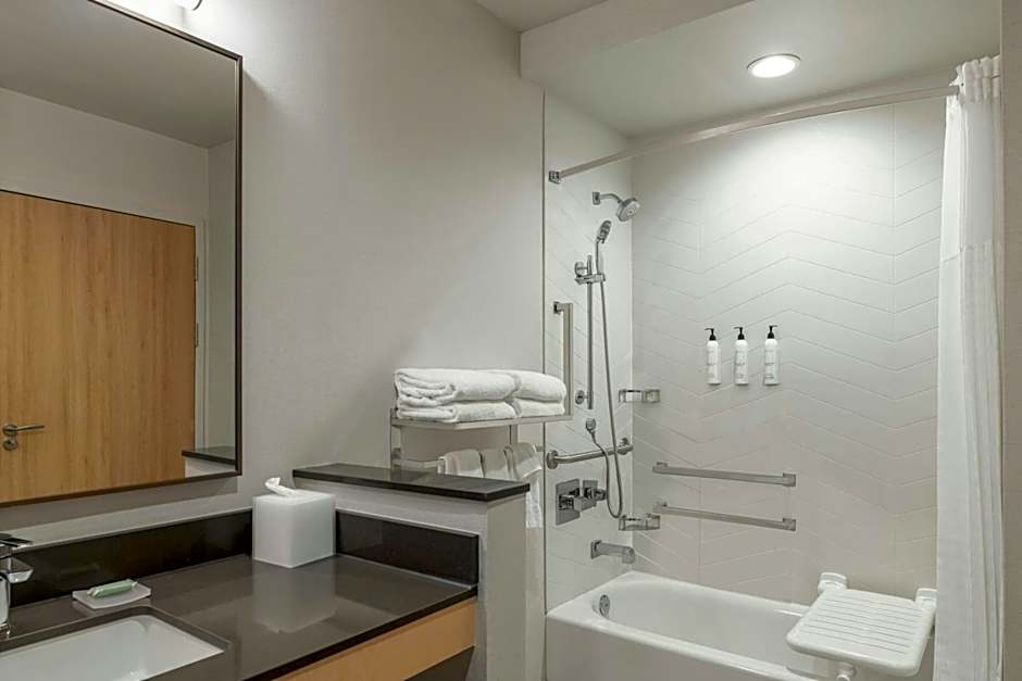 Fairfield by Marriott Inn & Suites Kansas City at The Legends