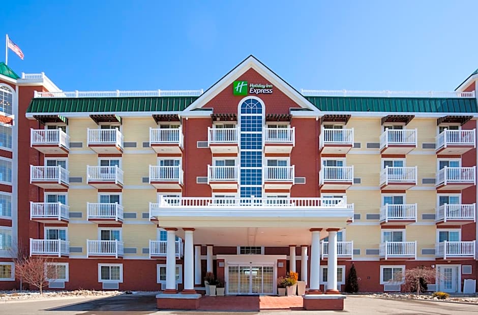 Holiday Inn Express & Suites Petoskey by IHG
