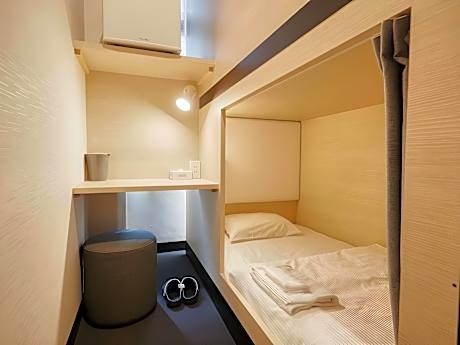 Mixed Gender Floor Cabin B for 1 Person with Shared Bathroom