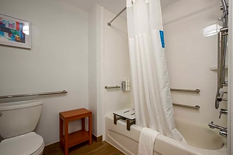  1 KING MOBILITY ACCESS TUB SUITE NONSMOKING - HDTV/WORK AREA - FREE WI-FI/HOT BREAKFAST INCLUDED -