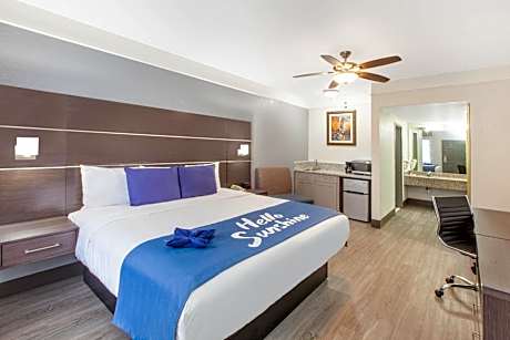 King Room with Bath Tub - Mobility/Hearing Accessible - Smoking