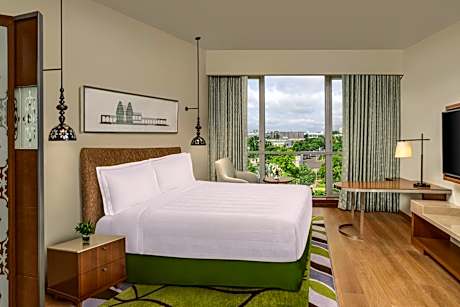 Room with One Queen or Two Twin Beds