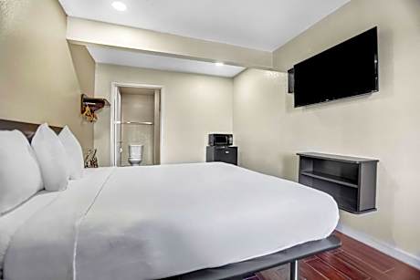 Deluxe King Room - Non-Smoking