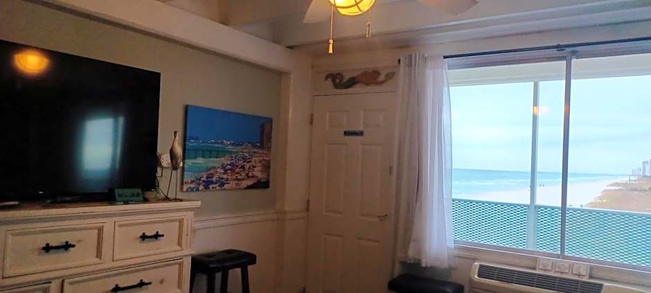 ON THE BEACH! COUPLES GETAWAY,HONEYMOON SWEET, Perfectly Cozy Beach Front Condo, full kitchen, pool, free parking,CHECK-IN AT DOOR