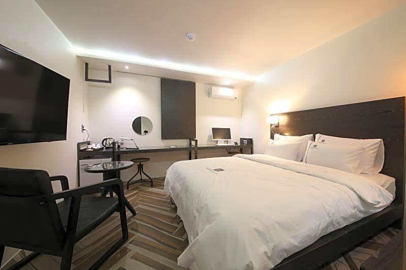Avenue Hotel