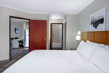 Studio Queen Suite with Communications Accessible Tub