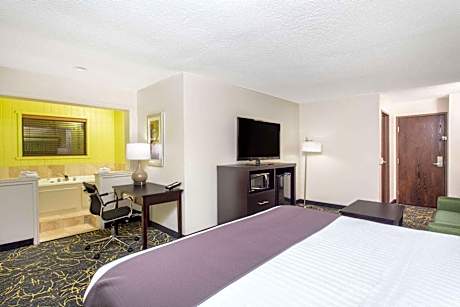 King Suite with Jetted Tub - Non-Smoking