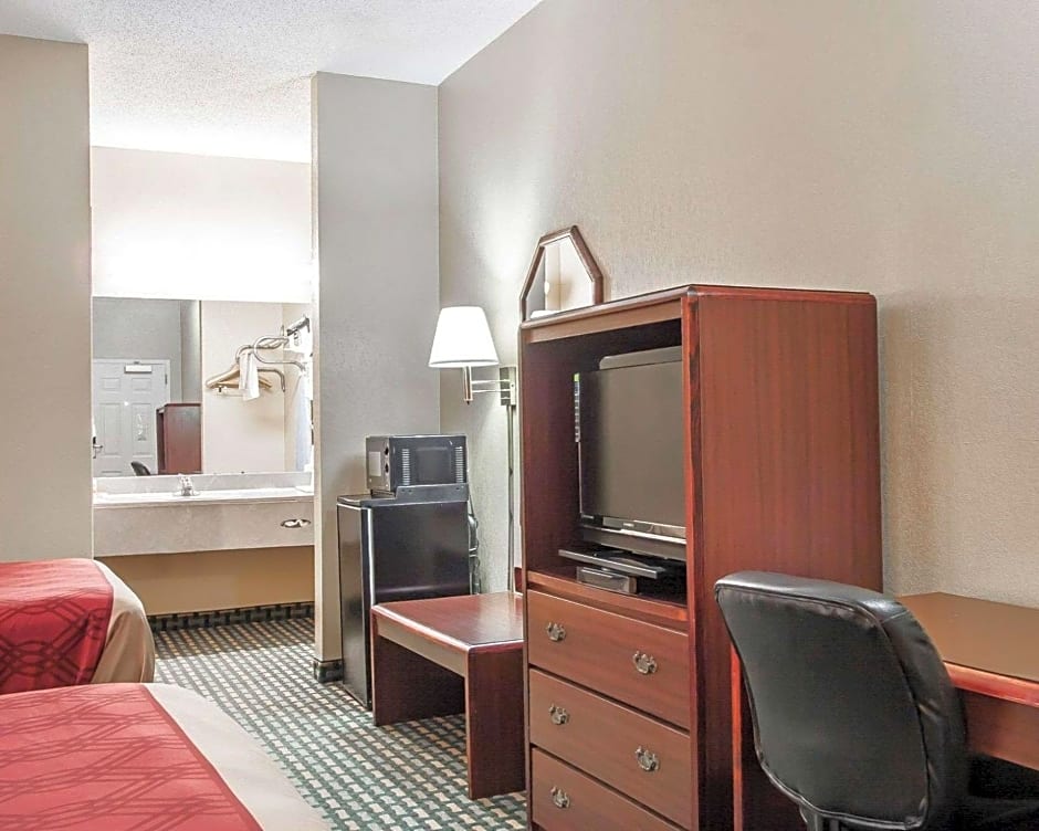 Econo Lodge Inn & Suites Northport