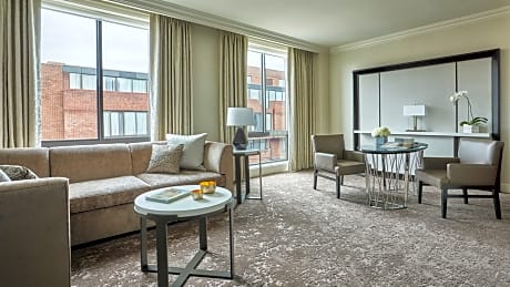 PREMIER SUITE KING WEST WING