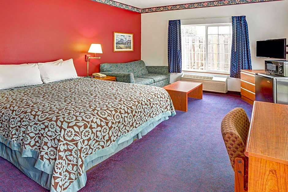 Days Inn & Suites by Wyndham Gresham