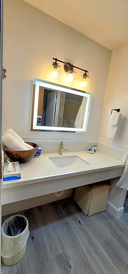 Dragonfly Inn & Suites