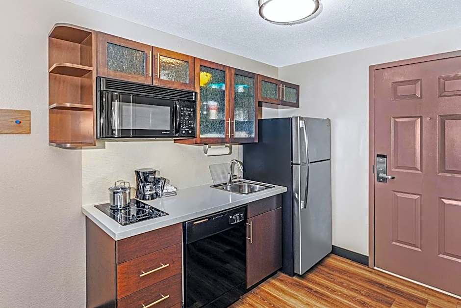 Candlewood Suites Topeka Hotel By IHG