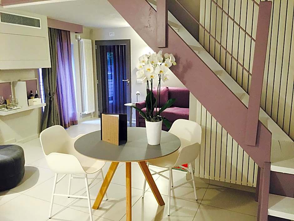 Uve Rooms & Wine Bar