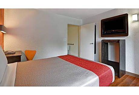 Double Room - Disability Access - Roll In Shower
