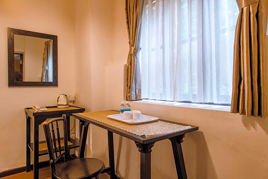 HEEREN BY THE RIVER HOTEL