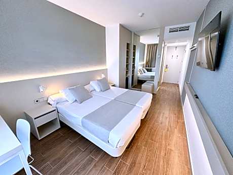 Deluxe Double Room with Side Sea View