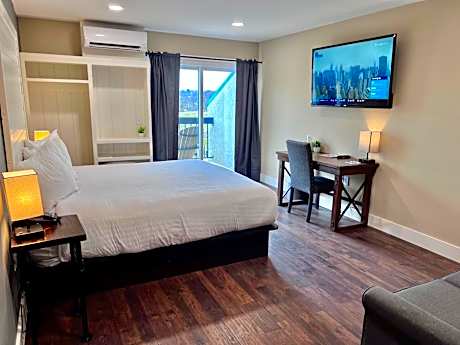 Deluxe King – Main Hotel with Balcony/Patio