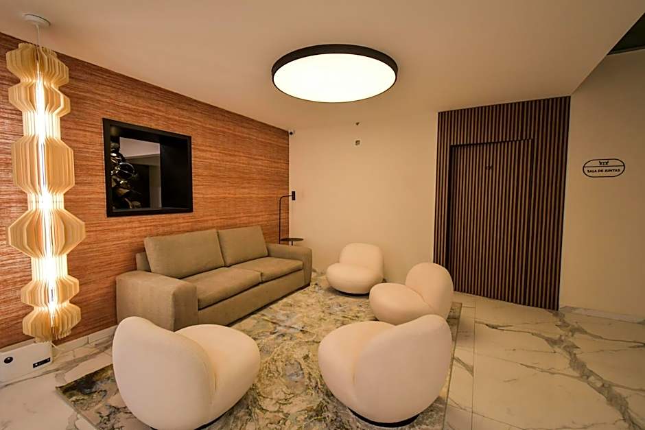 Expo Satelite 2750 Hotel & Suites
