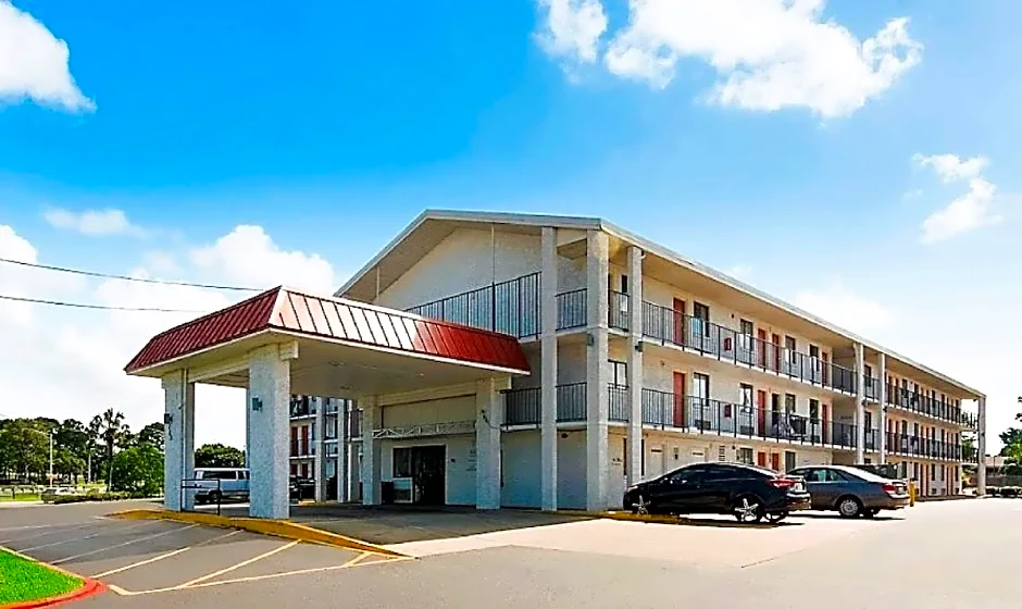 OYO Hotel Mobile, AL I-65 at Airport Blvd