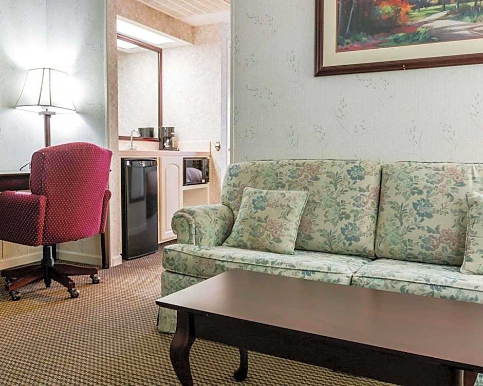 Econo Lodge & Suites Grand Rapids Airport