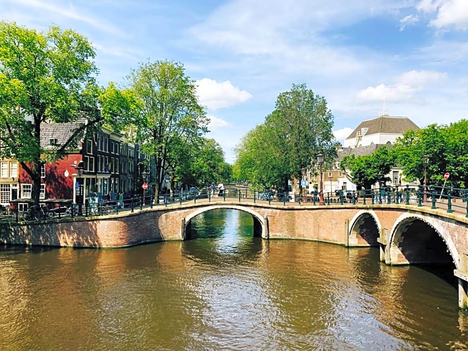 JoyJoyJoy the Black Beauty ecolicious studio in a canal house with French balcony with view on the canals