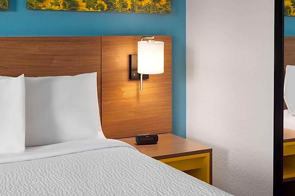 Days Inn & Suites by Wyndham Indianapolis Airport East
