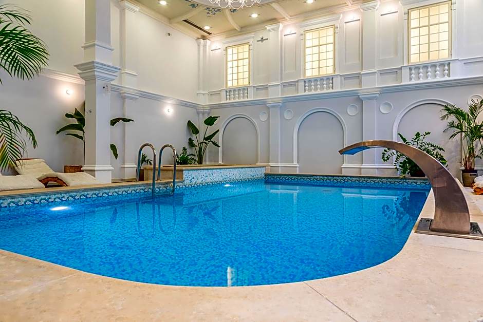 Queen'S Court Hotel & Residence
