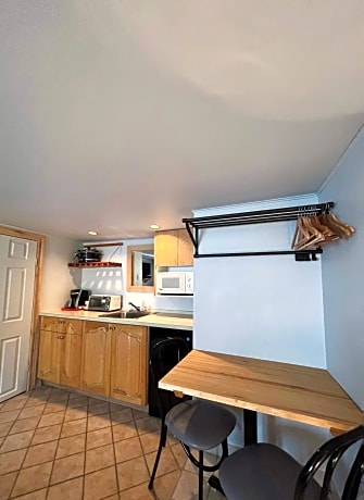 La Passe-Pierre, 1 Queen Bed with Kitchenette in the Semi-Basement (Low Ceiling - PP7)