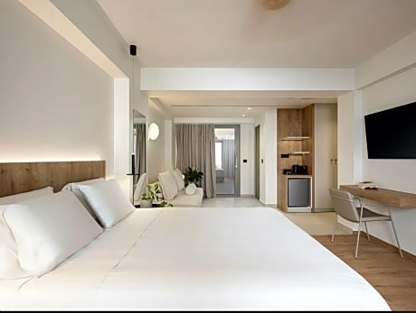 STUDIO WITH OUTDOOR JACUZZI