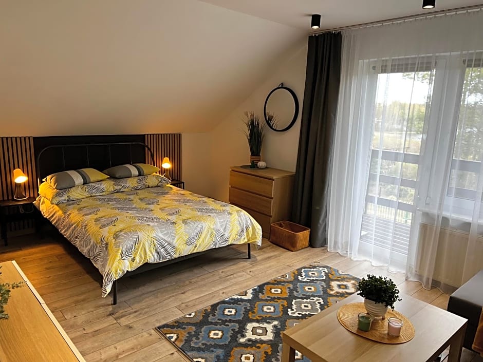 Domek Kamień nad jeziorem z jacuzzi