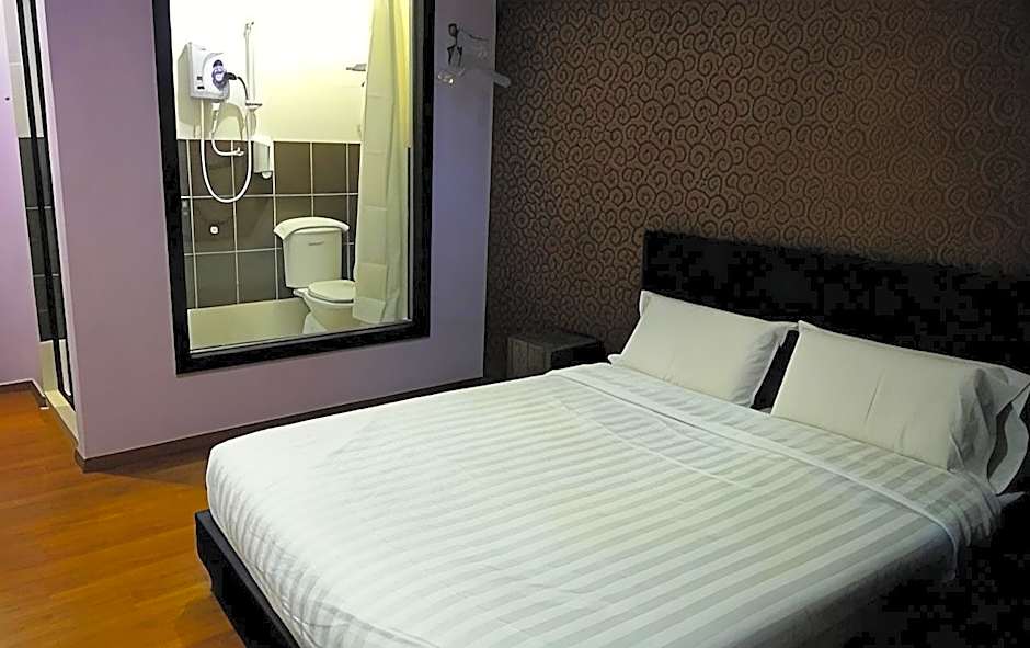 U and Me Hotel KULAI