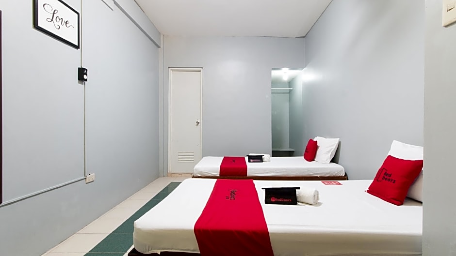 RedDoorz @ Teofila Lodge