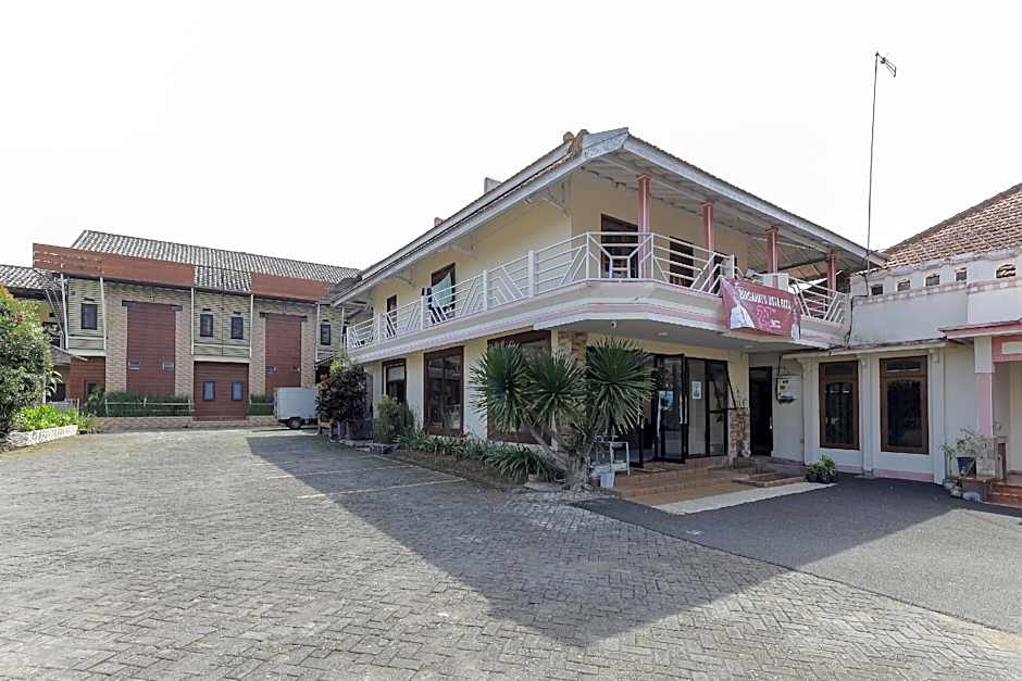 RedDoorz Plus near Museum Angkut Batu 4