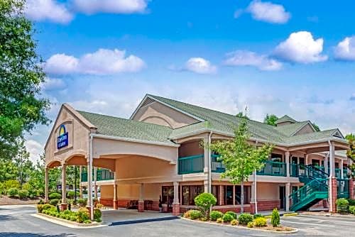 Days Inn & Suites by Wyndham Peachtree City