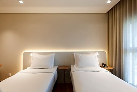 Standard Twin - 2 Single Beds (2 adults)