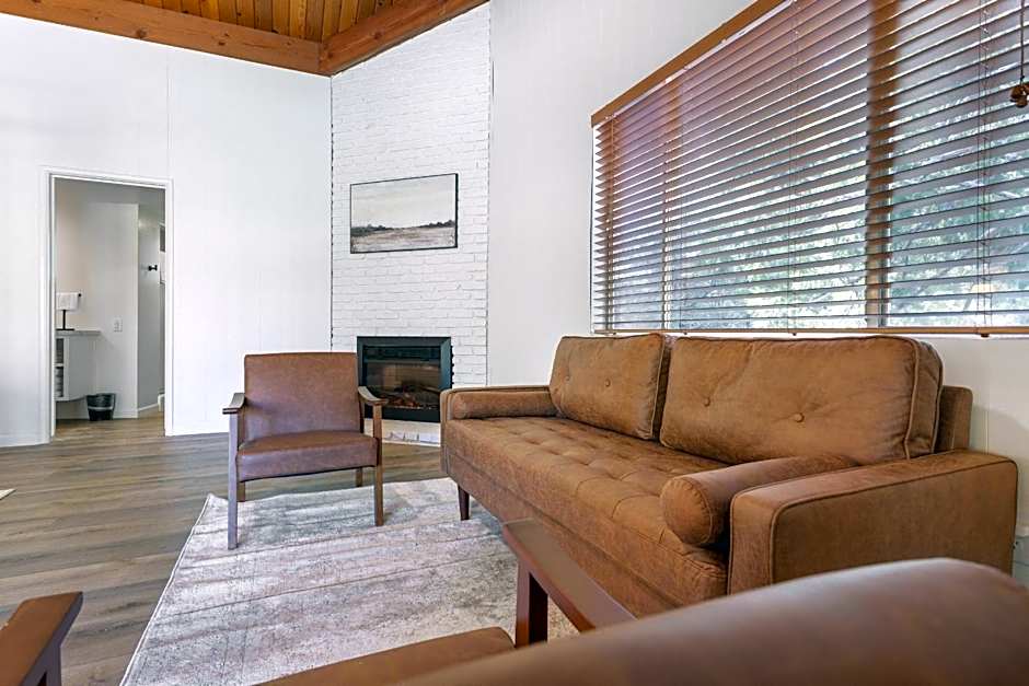 Camp Nelson Lodge Room 10