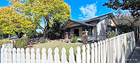 Classic & large 5BR house in Box Hill for family