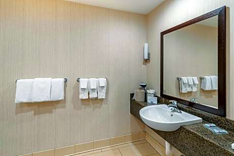 Queen Room with One Queen Bed - Non-Smoking
