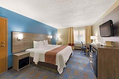 King Suite - Non-Smoking