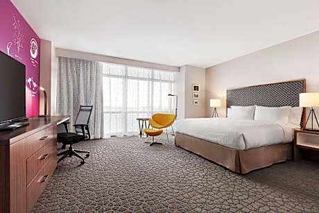1 KING BED - MOBILITY ACCESS W/ RI SHOWER