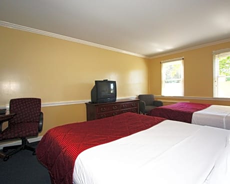 Queen Room with Two Queen Beds - Pet Friendly