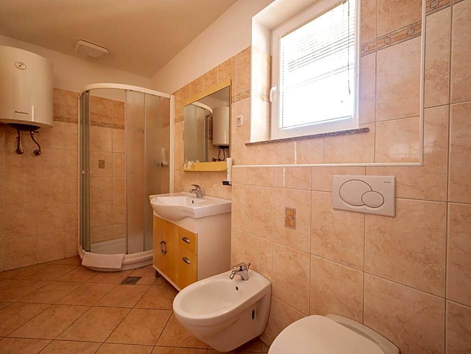 Berghi Hotel and Apartments