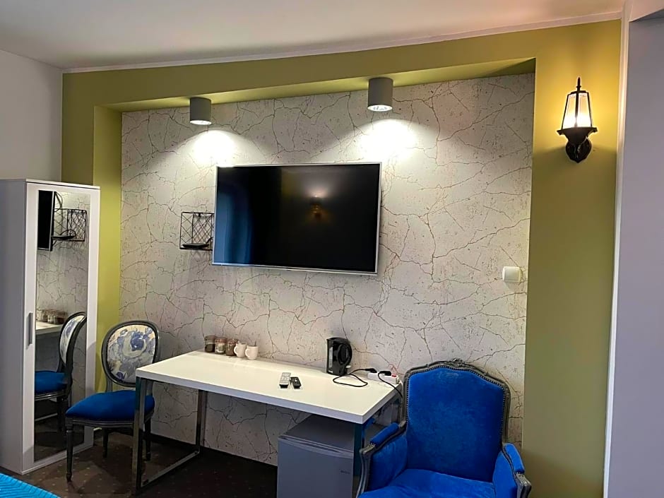 Rynek 14 - Pokoje hotelowe - Cafe&Restaurant - Parking - OrangeTV